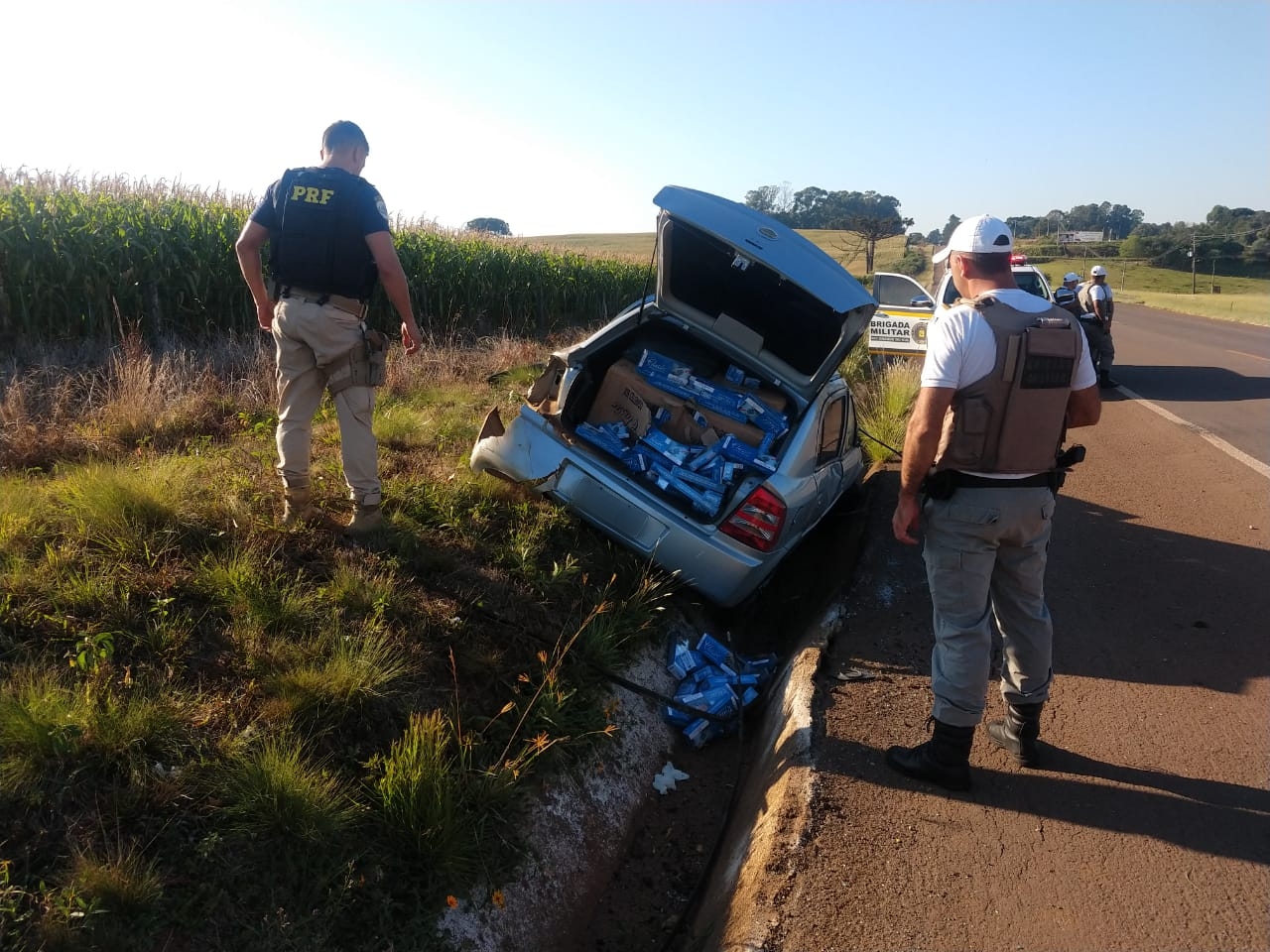 PRF e BM apreendem carga de cigarros contrabandeados em Lagoa Vermelha