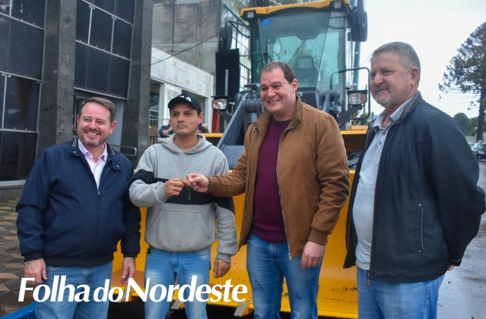 Município recebe pá carregadeira através de indicação do vereador Pomatti