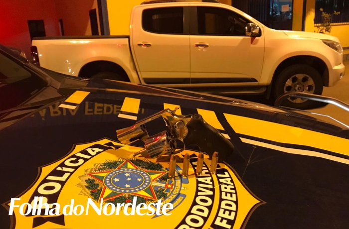 PRF intercepta assaltantes armados e recupera veículo roubado