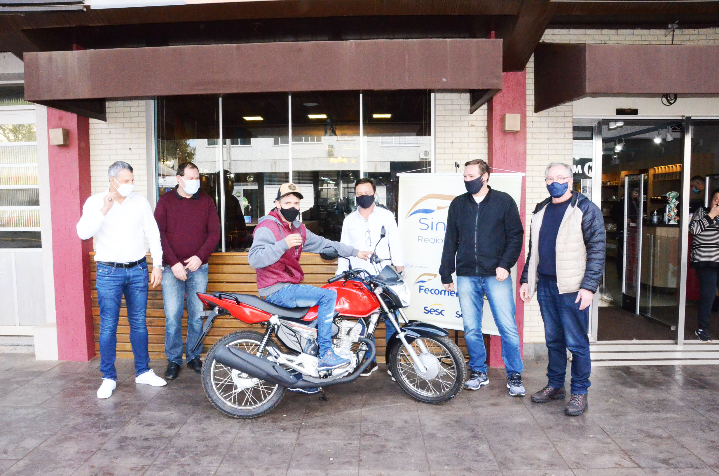 Contemplado com a Moto Okm na promoção Sindilojas 30 anos recebeu premiação 