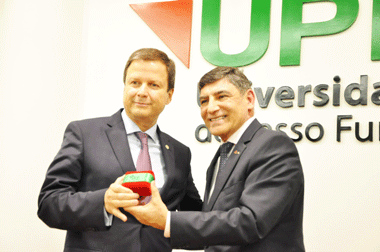 Presidente Nacional da OAB recebe medalha Universidade de Passo Fundo 
