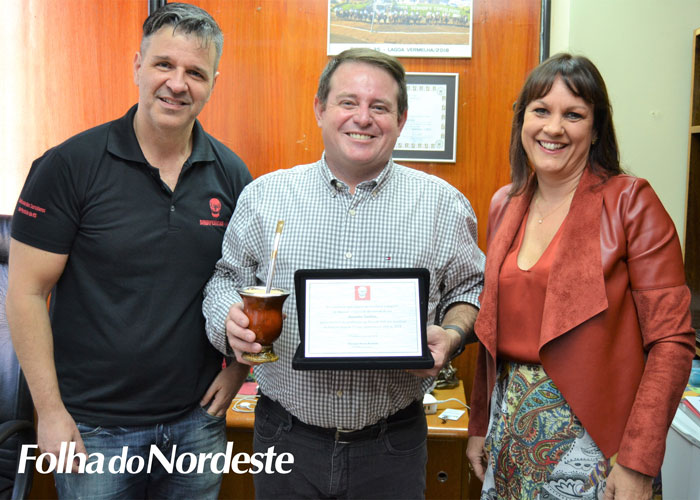 SINDIPERÍCIAS presta homenagem ao deputado Santini