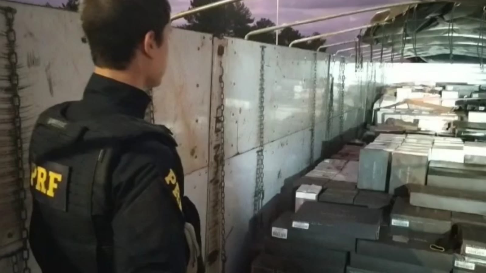 PRF apreende carreta carregada de vinhos importados ilegalmente da Argentina