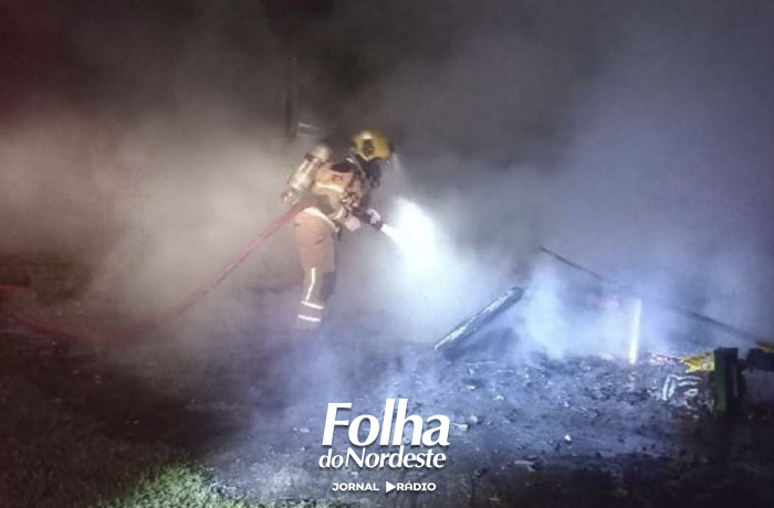 Incêndio destrói residência no interior de Caseiros na madrugada deste sábado