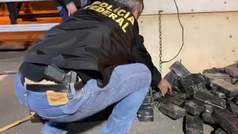 PRF e Polícia Federal apreendem caminhão com cerca de 200 quilos de pasta base em Caxias do Sul