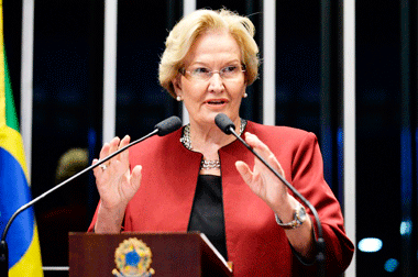 Senadora Ana Amélia prestigia posse dos eleitos em Lagoa Vermelha
