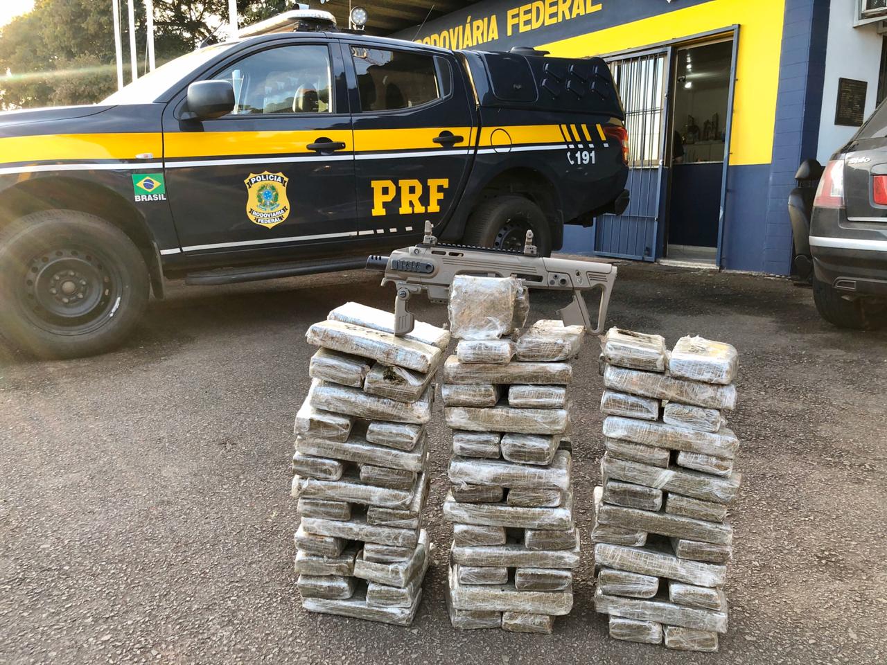 Policia Rodoviária Federal prende seis traficantes transportando 70 quilos de maconha e acessório de arma