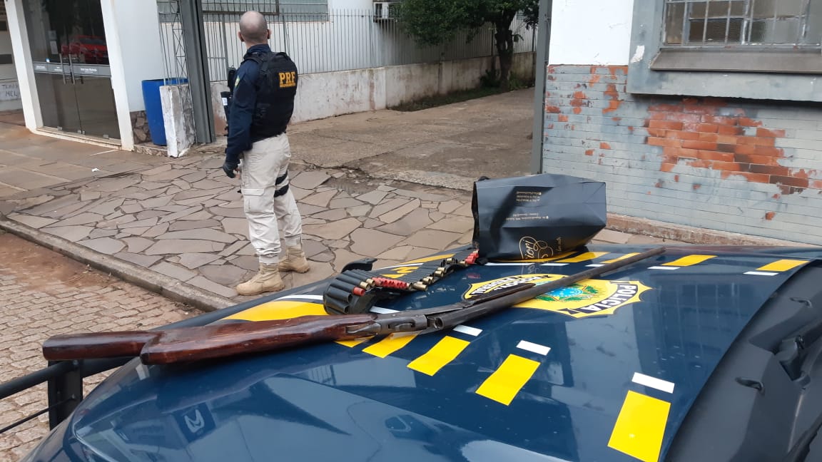  Polícia Rodoviária Federal prendeu um homem que portava ilegalmente uma espingarda calibre 36