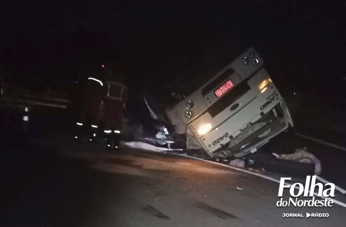 Caminhão tomba no Trevo das Três Porteiras em Ibiaçá