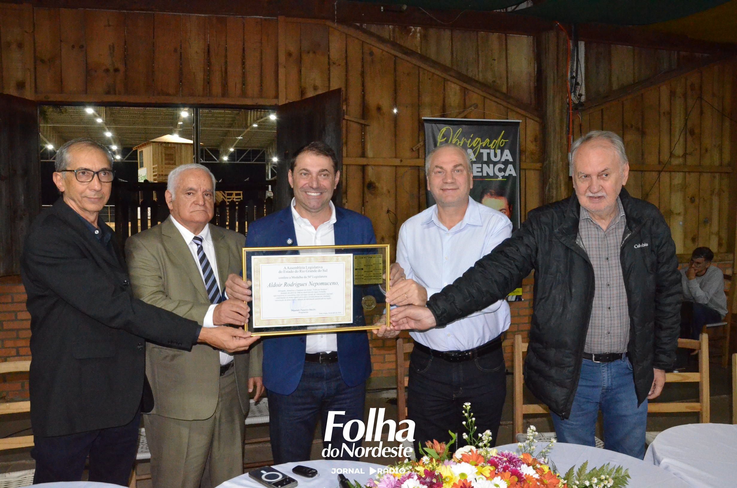 Aldoir Nepomuceno recebe Medalha da 56ª Legislatura em noite de reconhecimento à comunicação regional