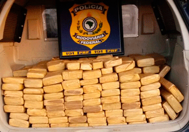 PRF prende dupla transportando mais de 200 tijolos de maconha em veículo clonado