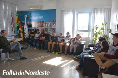 Prefeito Bonotto recebe alunos da EMEF Antônio Carlos de Andrade Nácul