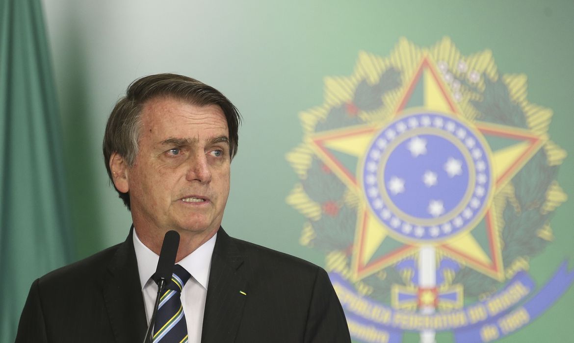 Bolsonaro edita MP que permite suspensão de contrato de trabalho por 4 meses