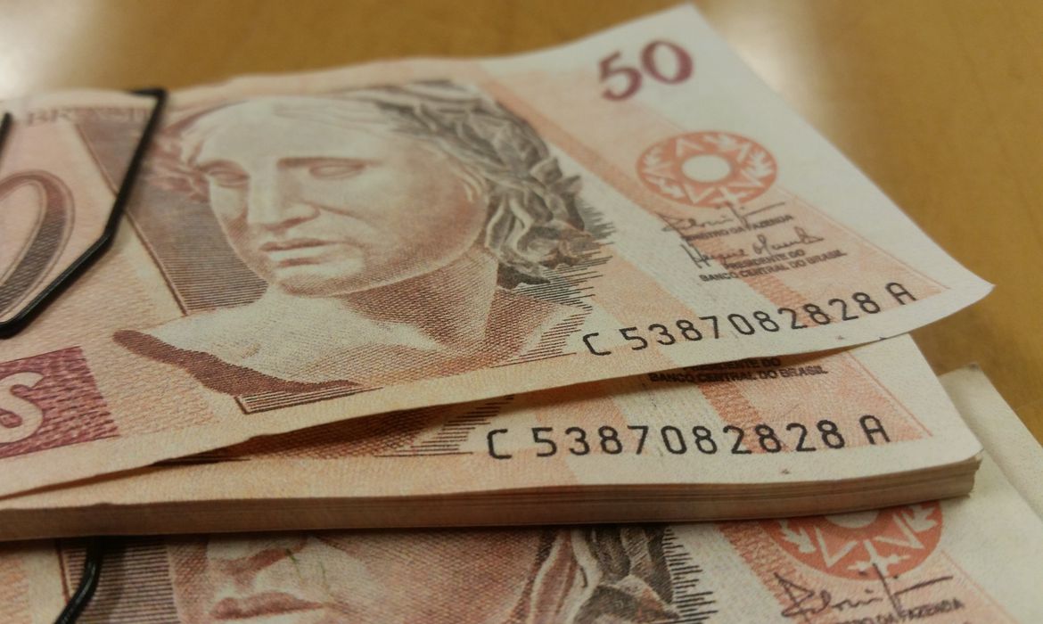  Salário mínimo passa a ser de R$ 1.212 a partir de amanhã