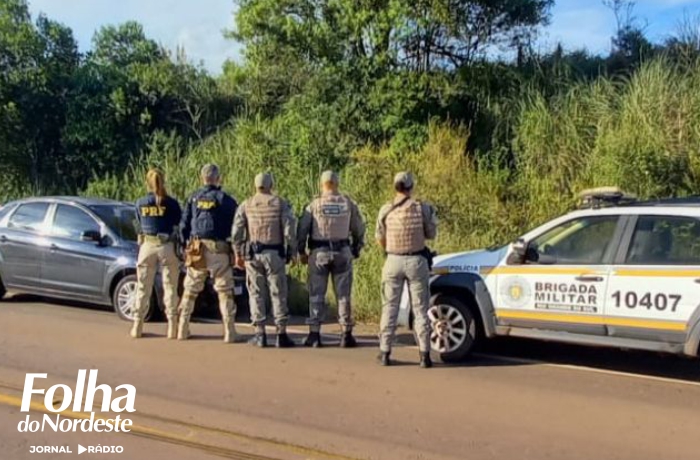 PRF e BM prendem homem armado em carro roubado e clonado