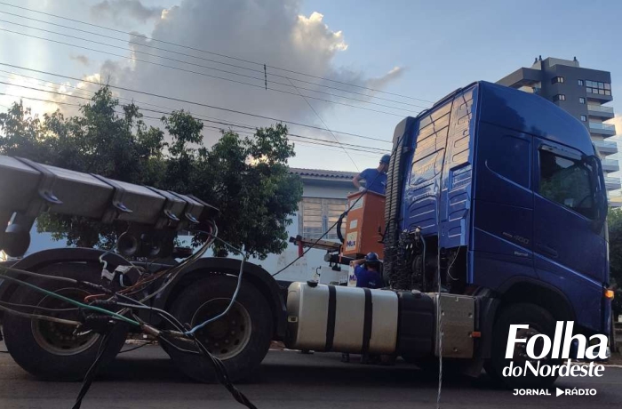 Caminhão derruba postes ao enroscar em fiação elétrica no centro de Ibiaçá