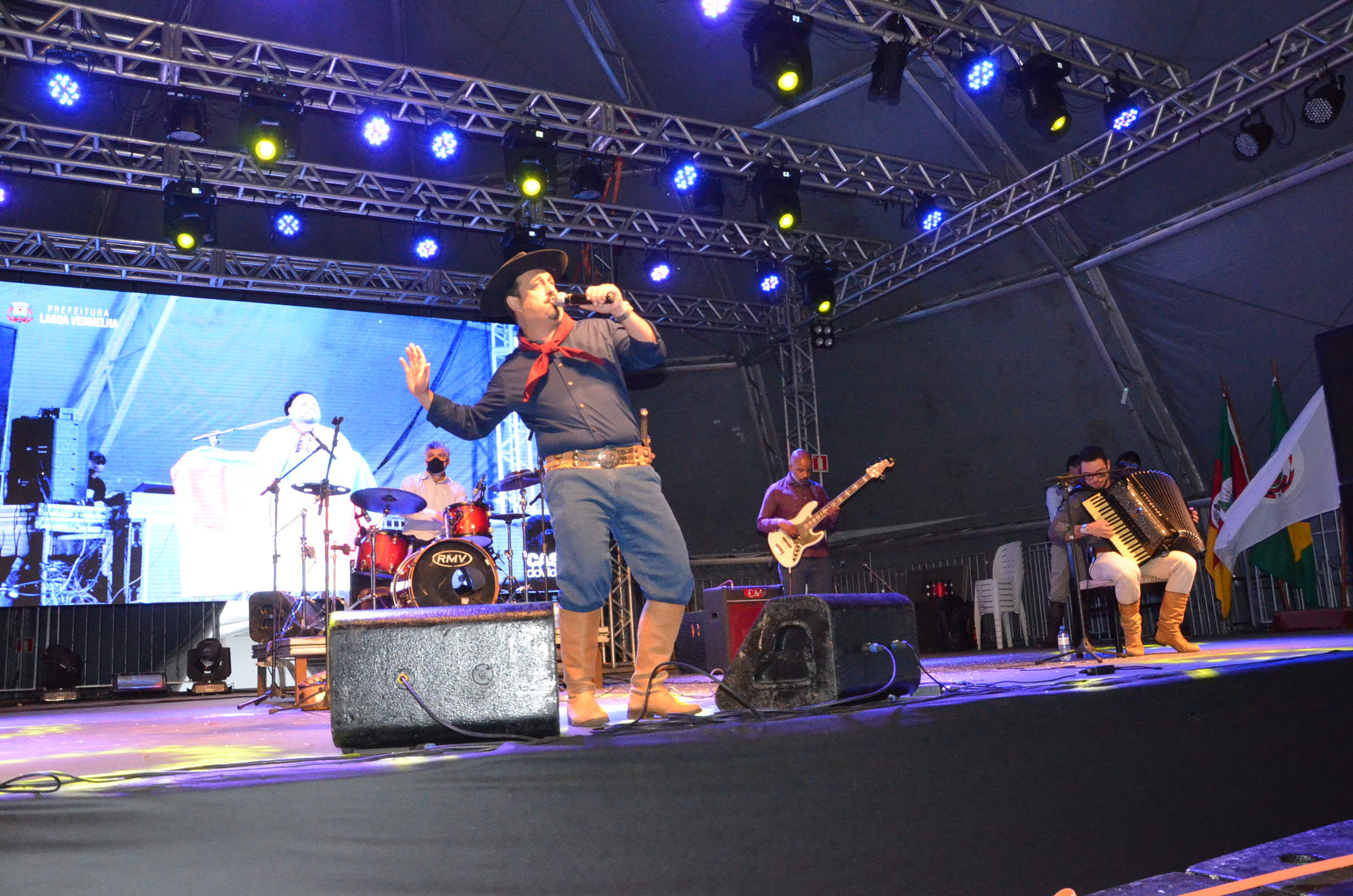 Show de Cristiano Quevedo encerra Feira do Livro de Lagoa Vermelha