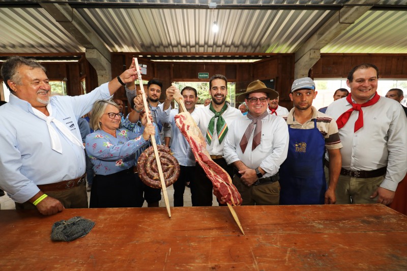 Governador Eduardo Leite, em Lagoa Vermelha, vai receber o título de Embaixador do Churrasco 