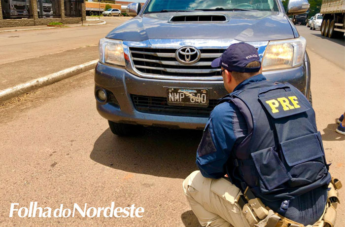 PRF flagra caminhonete argentina que tinha dispositivo para esconder a placa em Passo Fundo
