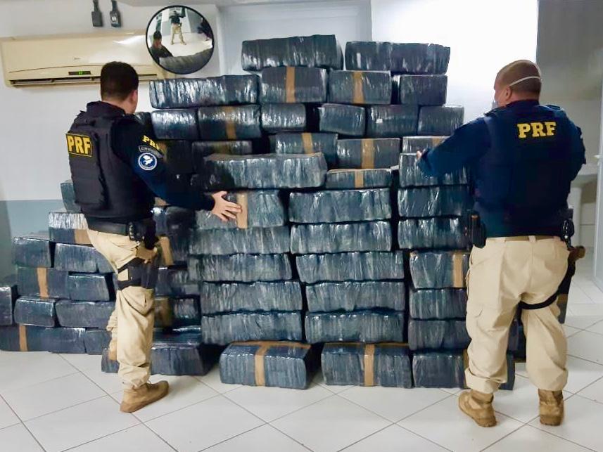 PRF apreende quase três toneladas de maconha transportada num caminhão