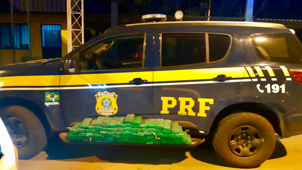 PRF prende traficante transportando 100 quilos de maconha 