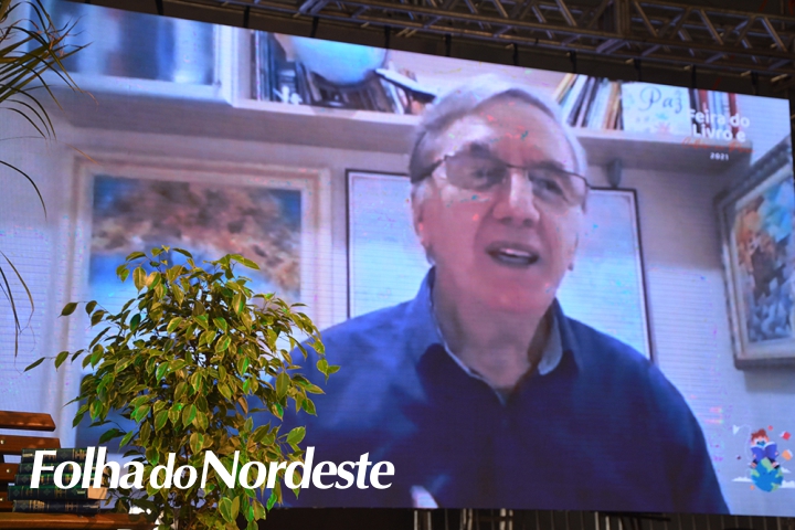 Fernando Carraro fala ao público da Feira do Livro em Lagoa Vermelha