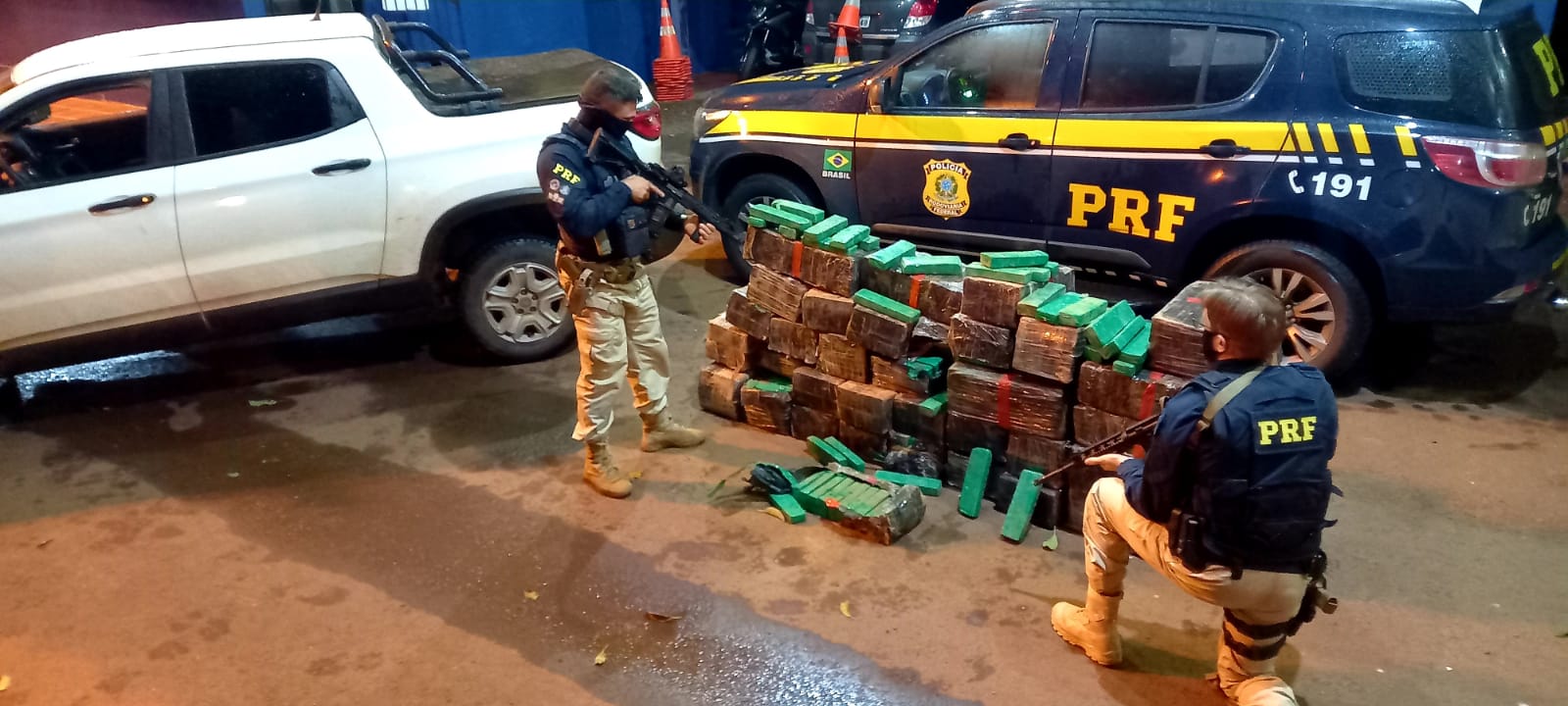 PRF prende traficantes com mais de meia tonelada de maconha em carro roubado 