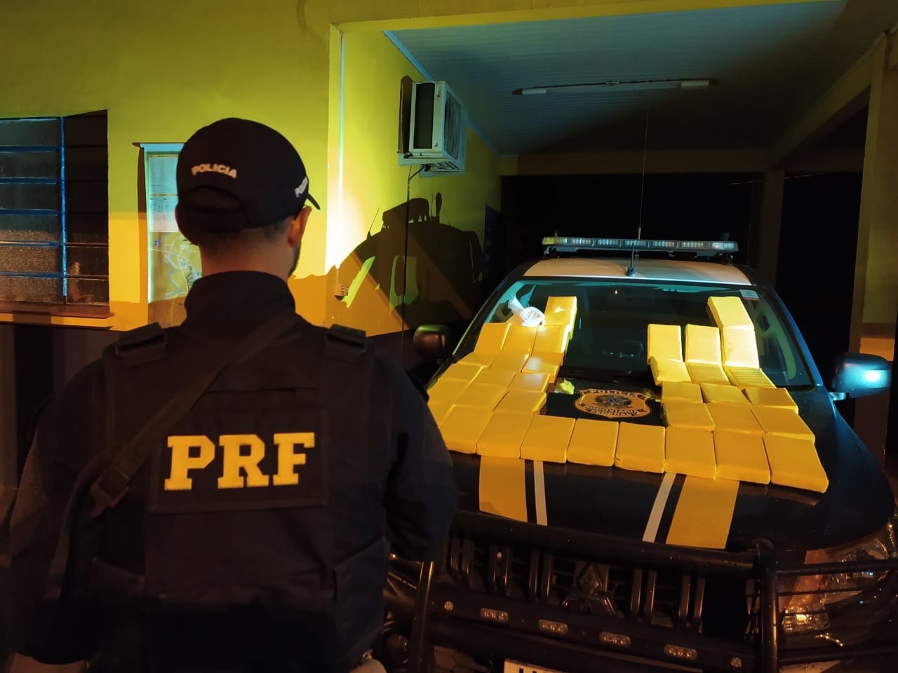 PRF prende traficante transportando cocaína avaliada em 1 milhão e meio de reais em Vacaria 