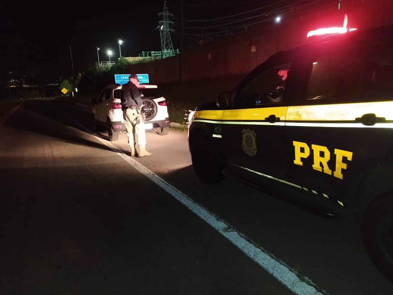 Polícia prende criminoso e recupera carro roubado