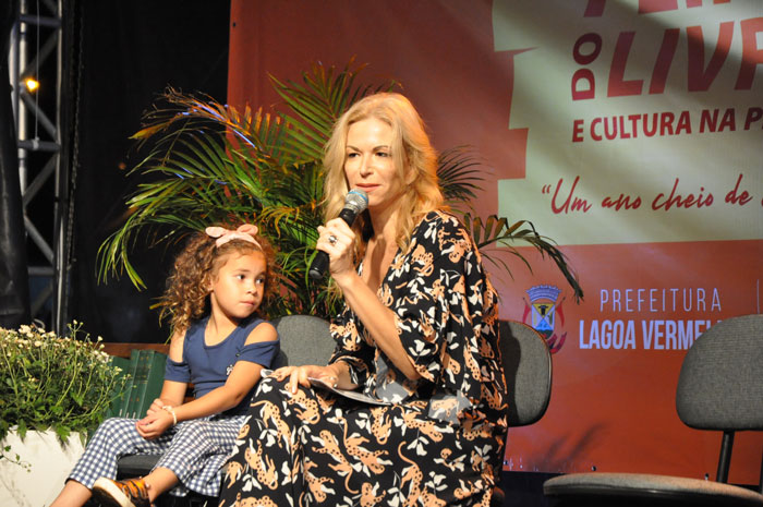 Feira do Livro encerra com a presença de Letícia Wierzchowski