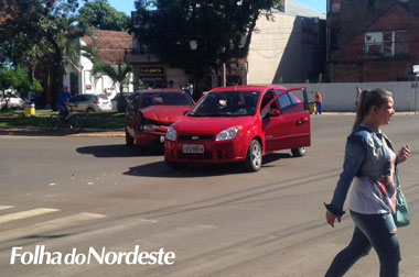 Colisão envolve dois veículos em semáfaro na Av. Afonso Pena