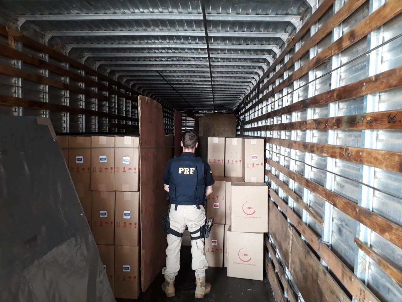 Polícia Rodoviária Federal apreende cerca de 262 mil maços de cigarro em Vacaria
