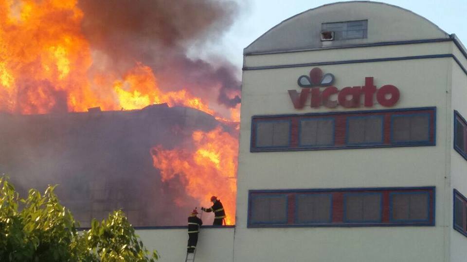 Incêndio de grandes proporções atinge Moinhos Vicato em Sananduva