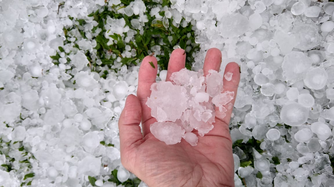 Bairros em Lagoa Vermelha sofrem danos com chuva de granizo