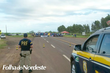 Manifestantes bloqueiam rodovias na divisa com Santa Catarina