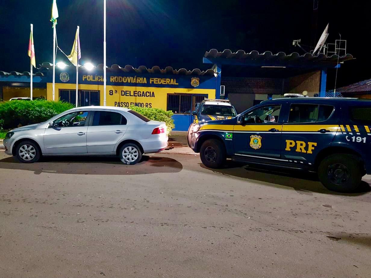 Polícia prende homem com automóvel furtado após tentativa de fuga 