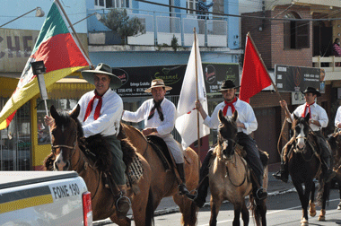 Semana Farroupilha 2016: Domingo é assinalado pela chegada da Chama Crioula