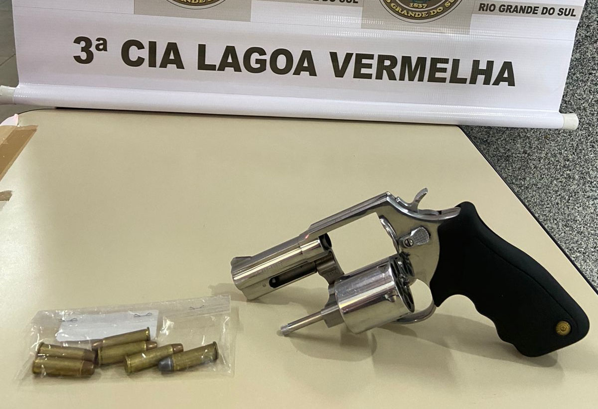 Brigada Militar efetua prisão por porte ilegal de arma de foto em Caseiros