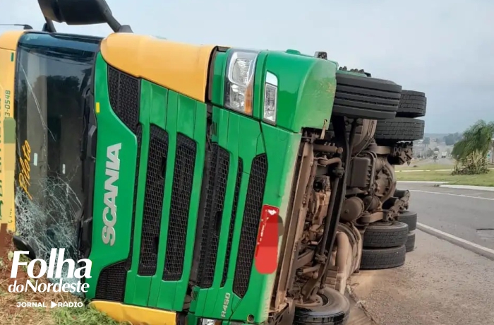Carreta carregada de sucata tomba próximo ao trevo entre BR 470 e ERS 343 em Barracão