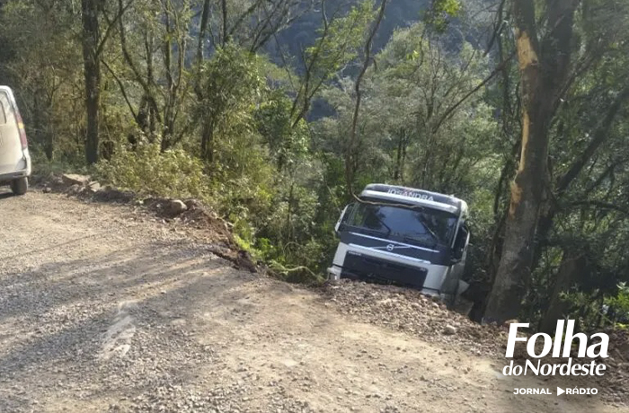Carreta despenca de penhasco e fica pendurada em árvore no interior de Ipê