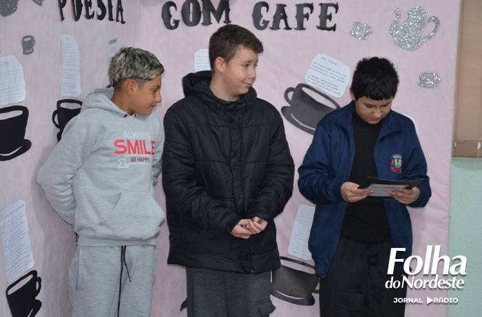Poesias com Café emociona comunidade escolar no Clóvis Pestana com sensibilidade, coragem e protagonismo estudantil