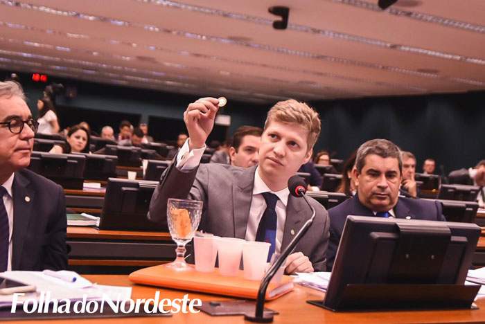 Na CCJ, Marcel usa copos para ilustrar o sistema previdenciário atual e defender a Reforma da Previdência