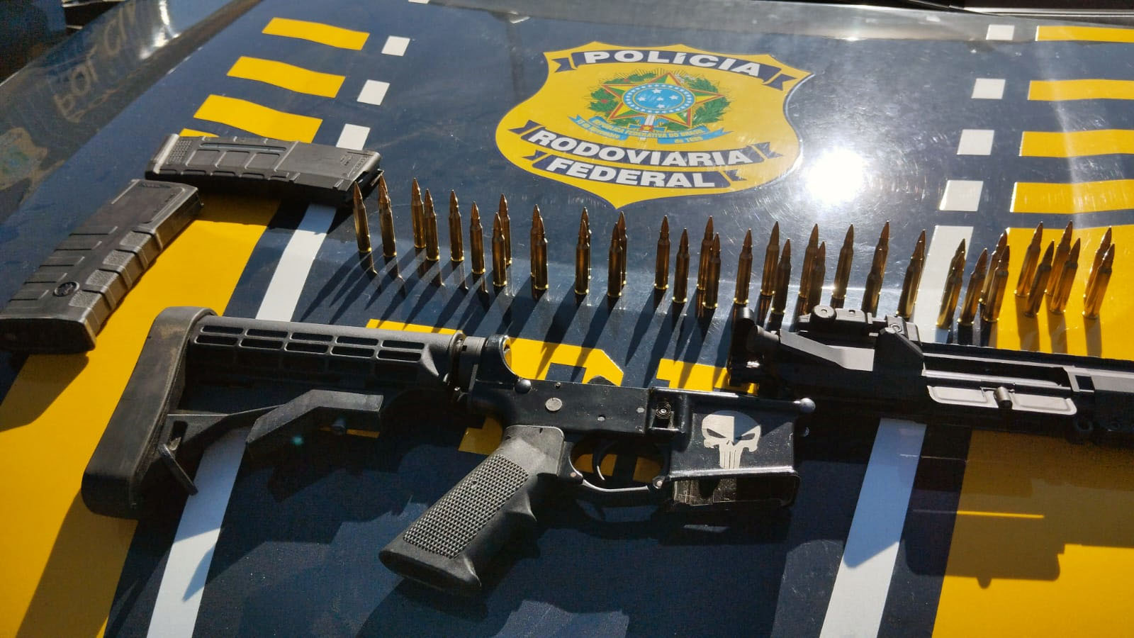 PRF apreende fuzil calibre 556 em Sarandi e prende dois homens por porte ilegal de arma de uso restrito