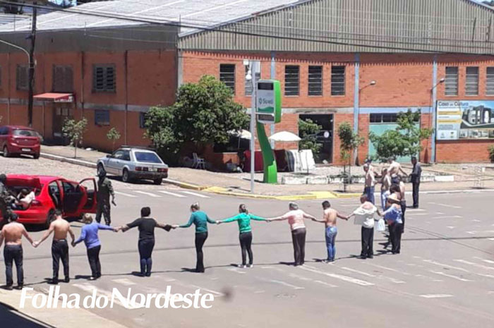 Criminosos atacam bancos e obrigam moradores a fazer cordão humano em Três Palmeiras e Ibiraiaras 