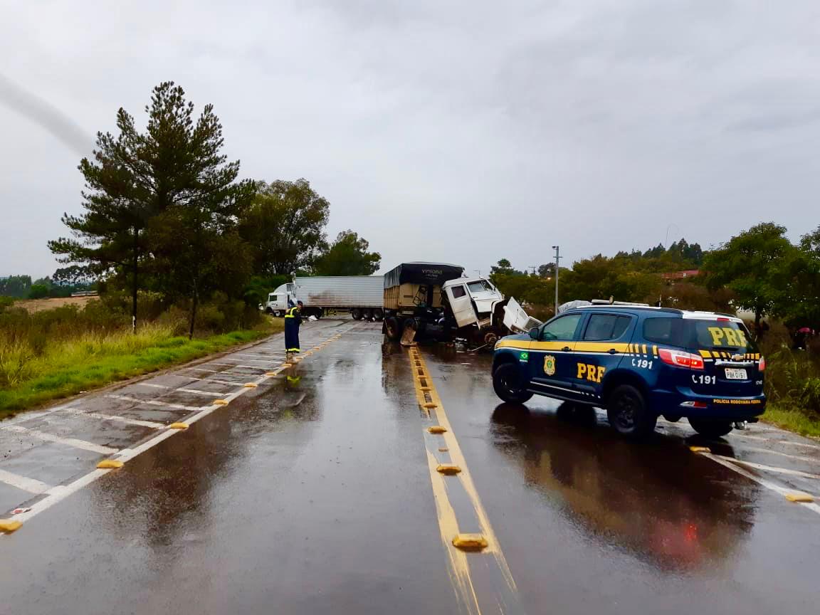 BR 285: Colisão frontal envolveu duas carretas