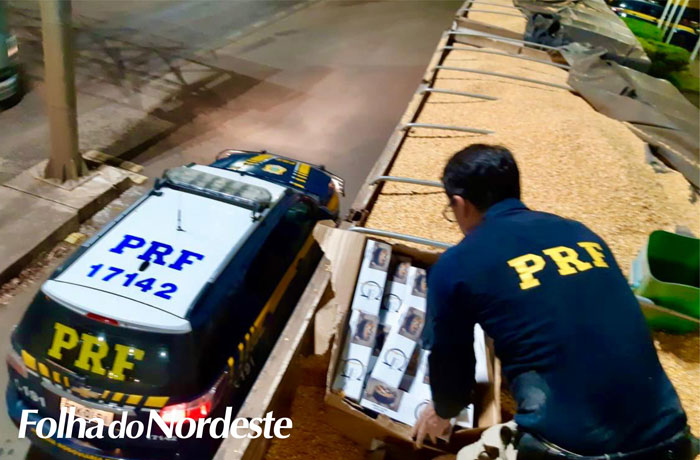 PRF apreende carreta com mais de 300 mil maços de cigarro escondidos em carga de milho