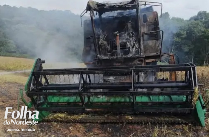 Colheitadeira pega fogo em lavoura no interior de Barracão e causa grande prejuízo
