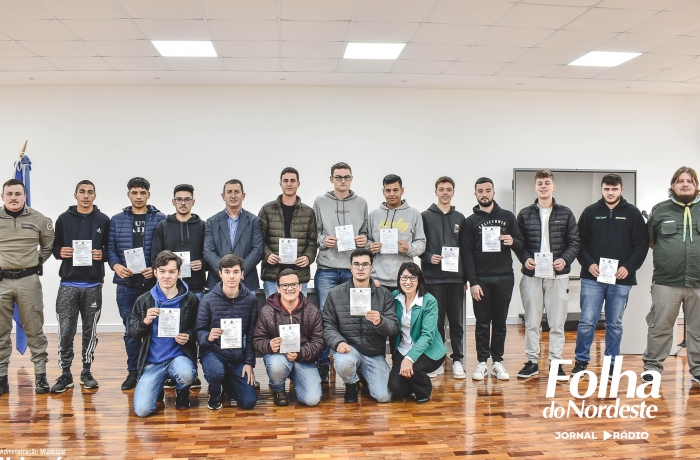 Jovens de Ibiaçá realizam juramento à Bandeira Nacional