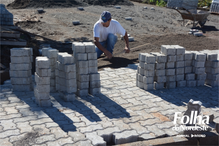 Rua Dioni Acorsi, no bairro Alto Pedregal, recebe início da pavimentação com pavers