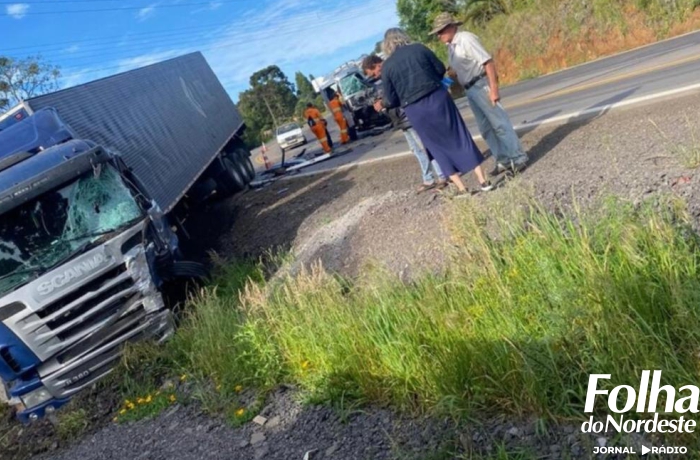 Dois caminhões se envolvem em colisão frontal na ERS-122, em Ipê